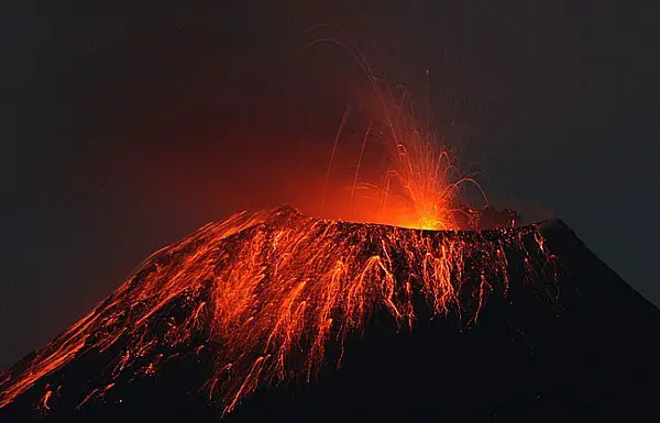 Resultado de imagem para vulcão no equador