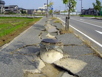 Calçada Destruída por Terremoto