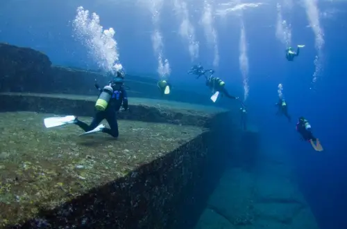 Mergulhadores Explorando o Fundo do Mar em Busca de Mistérios