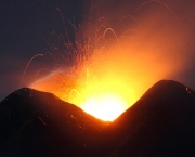 erupcao-do-monte-etna-em-2010-06