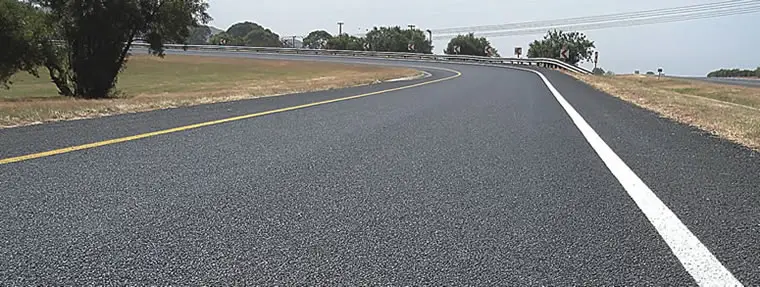 estrada com asfalto de pneus