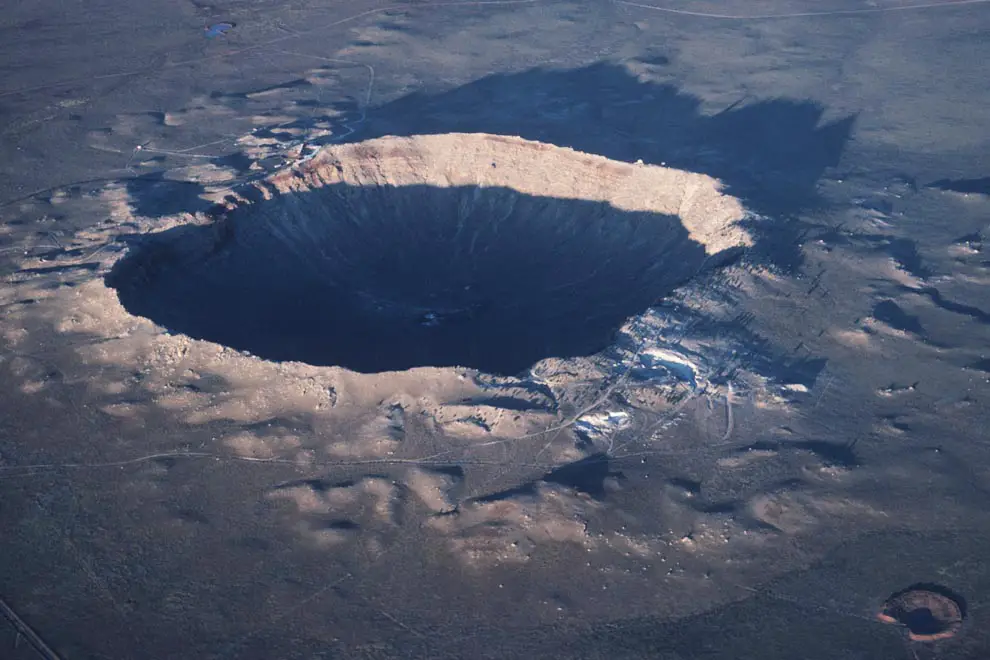 Самый большой кратер на планете. Кратер земли Уилкса. Кратер земли Уилкса в Антарктиде. Метеоритный кратер в Антарктиде. Кратер Набийотум.