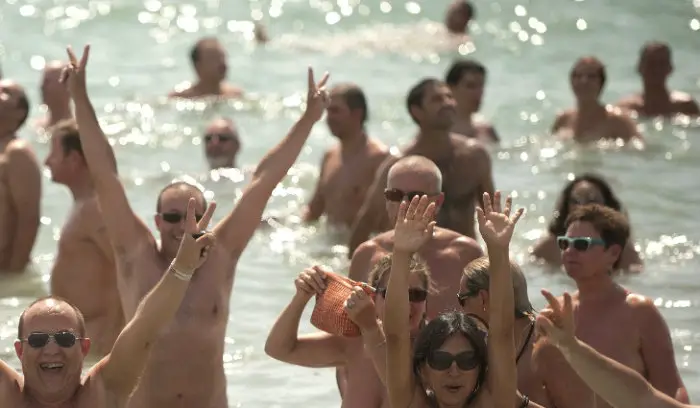 Banhistas em uma Praia de Naturalismo