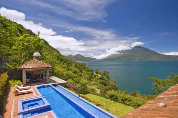 Casa Alto Padrão Localizada em Frente ao Lago de Atitlán