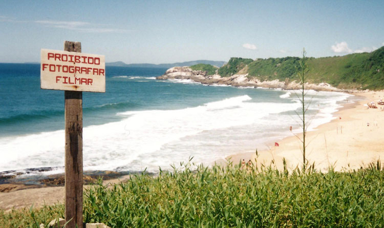 Placa de Proibição em Uma Praia De Naturismo