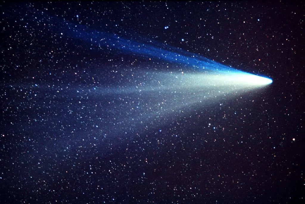 Ilustração de um Cometa no Espaço 