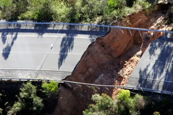 Estrada que Desabou na Austrália