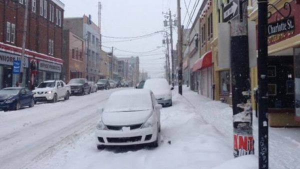 Carro Coberto de Neve. Inverno Rigoroso no Canadá