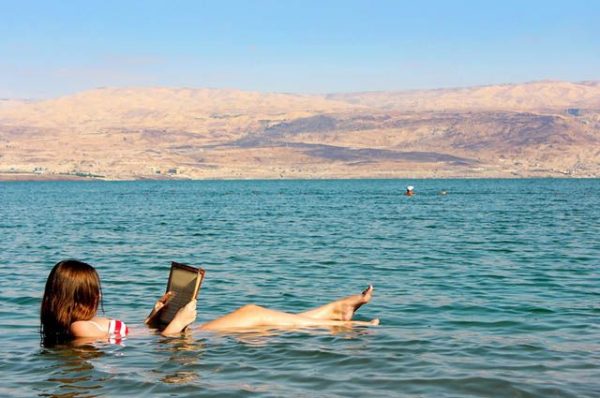 Banhista Boiando no Mar Morto Devido a Salinidade