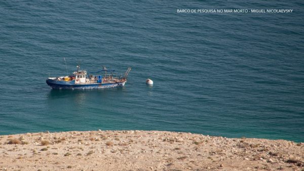 Barco Navegando no Mar Morto