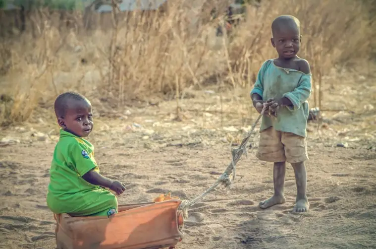 Crianças de Niger Brincando 